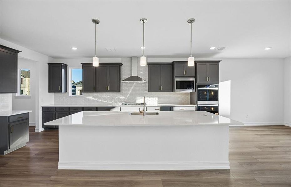 Massive eat-in island in kitchen Massive eat-in island in kitchen