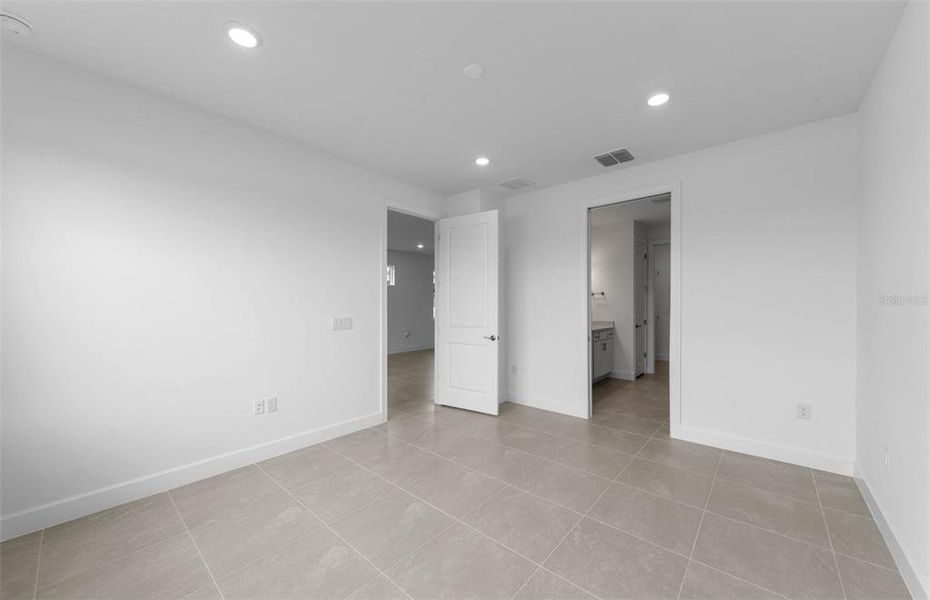 Spacious, unfurnished interior of a new home in Shores at Stillwater, Englewood (Image 20).