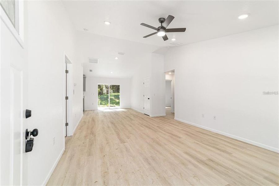 Spacious, unfurnished interior of a new home in , Ocala (Image 11).