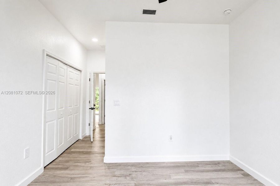 Spacious, unfurnished interior of a new home in , Sebring (Image 37).