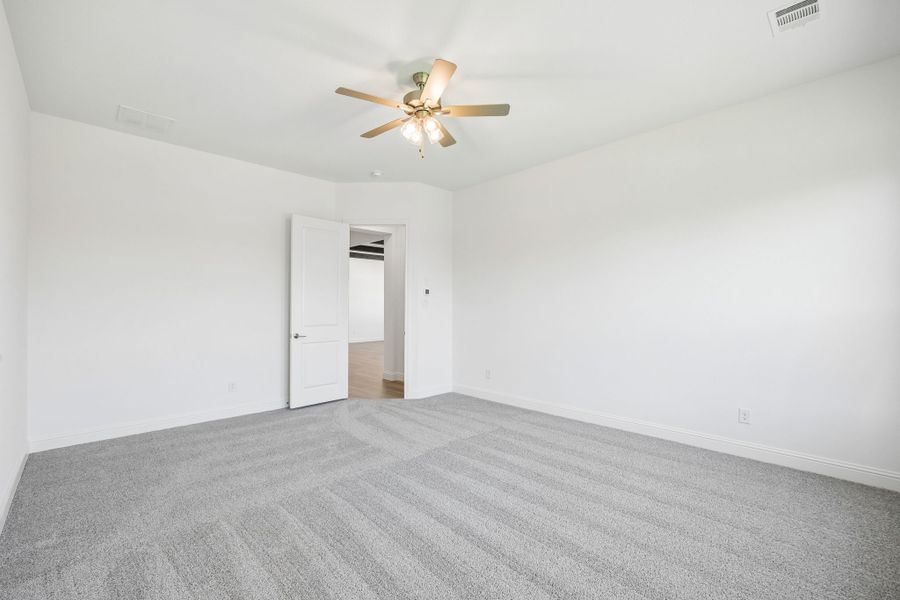 Spacious, unfurnished interior of a new home in Sheppard's Place, Waxahachie (Image 25).