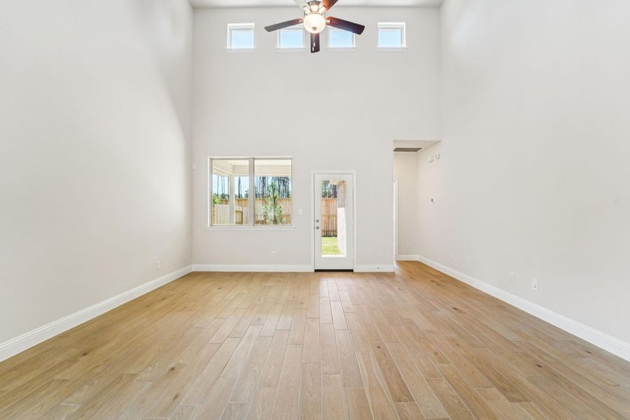 Spacious, unfurnished interior of a new home in Evergreen 40', Conroe (Image 12).