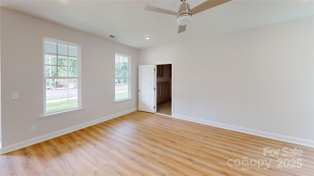Spacious, unfurnished interior of a new home in Edgewood Preserve, Huntersville (Image 12).