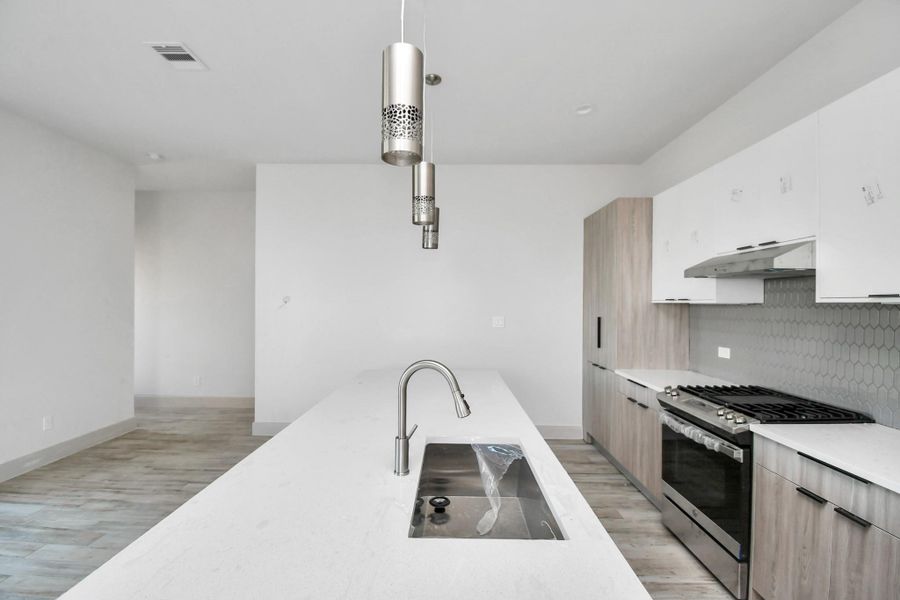 Gas Range with Under Cabinet Lighting Gas Range with Under Cabinet Lighting