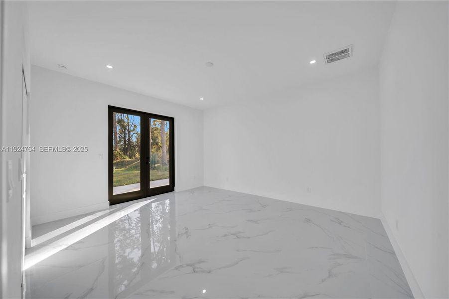 Spacious, unfurnished interior of a new home in , Lehigh Acres (Image 15).