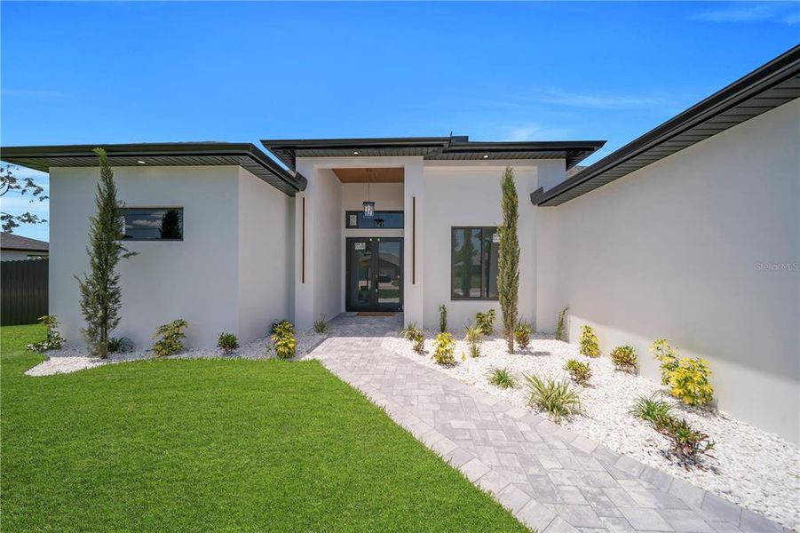 Exterior details and patio area of a home in , Cape Coral (Image 38).