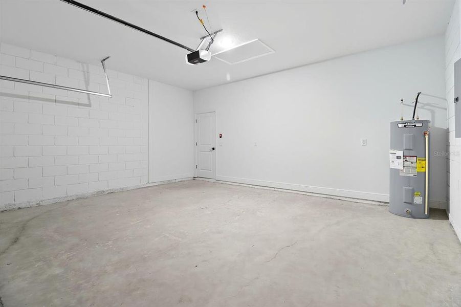 Spacious, unfurnished interior of a new home in , Citrus Springs (Image 28).