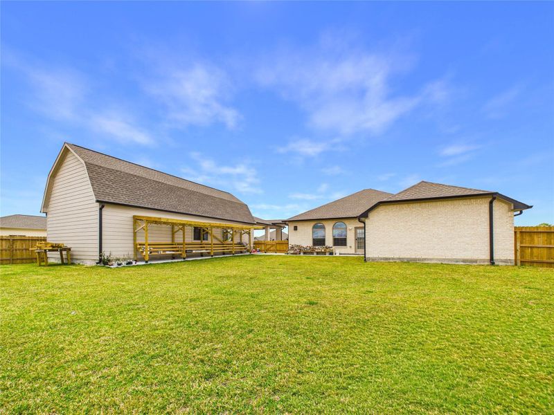 Exterior details and patio area of a home in Pedregal, Galveston (Image 27).