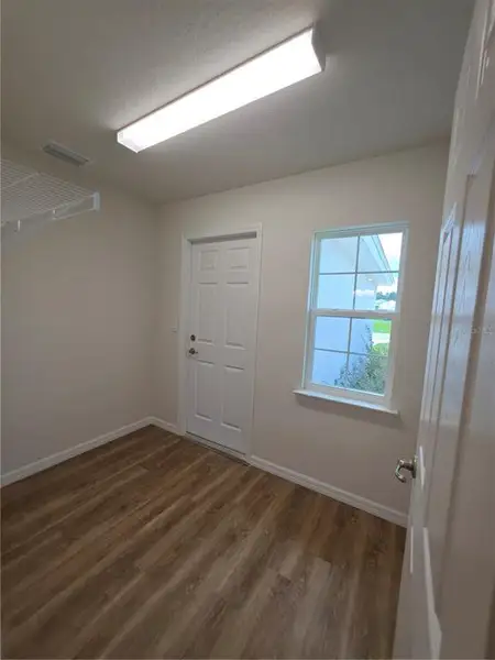 Spacious, unfurnished interior of a new home in , Citrus Springs (Image 9).