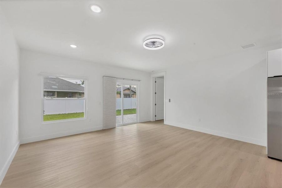 Spacious, unfurnished interior of a new home in , Port Charlotte (Image 15).