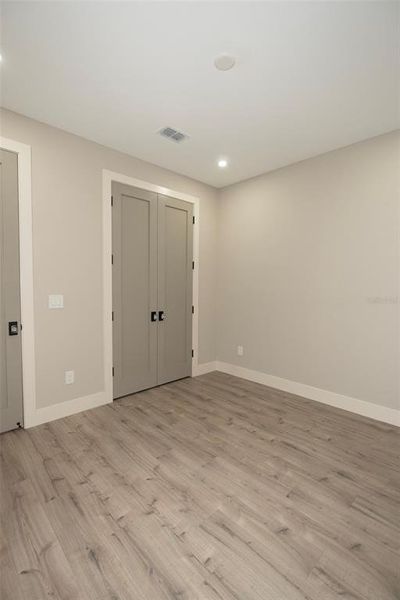 Spacious, unfurnished interior of a new home in , Tampa (Image 24).