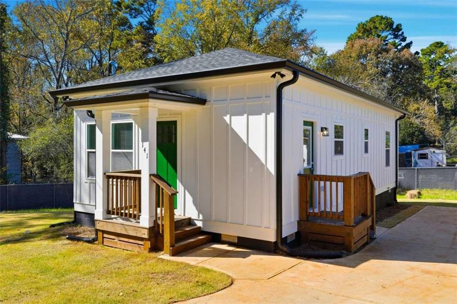Exterior details and patio area of a home in , Athens (Image 2).