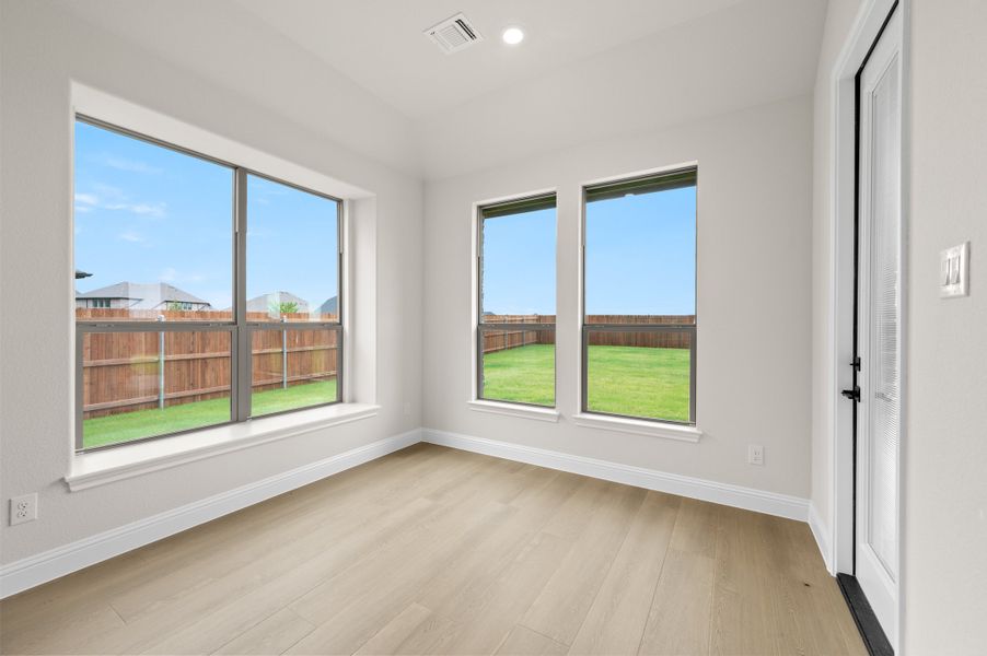 Spacious, unfurnished interior of a new home in Myrtle Creek, Waxahachie (Image 15).
