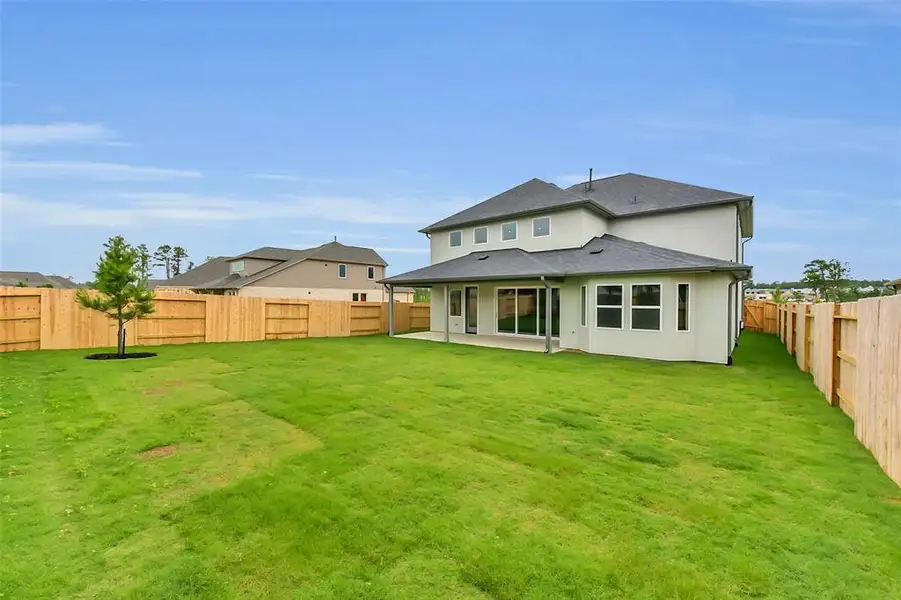 Exterior details of a home in Evergreen 55', Conroe (Image 11).