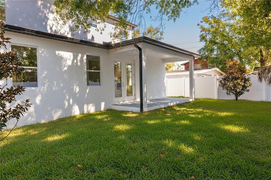 Exterior details and patio area of a home in , Tampa (Image 4).