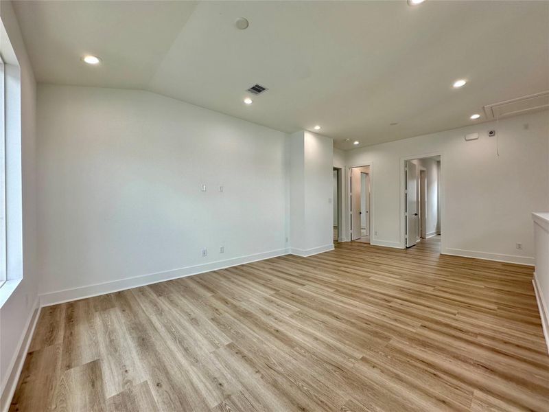 Spacious, unfurnished interior of a new home in , Missouri City (Image 19).