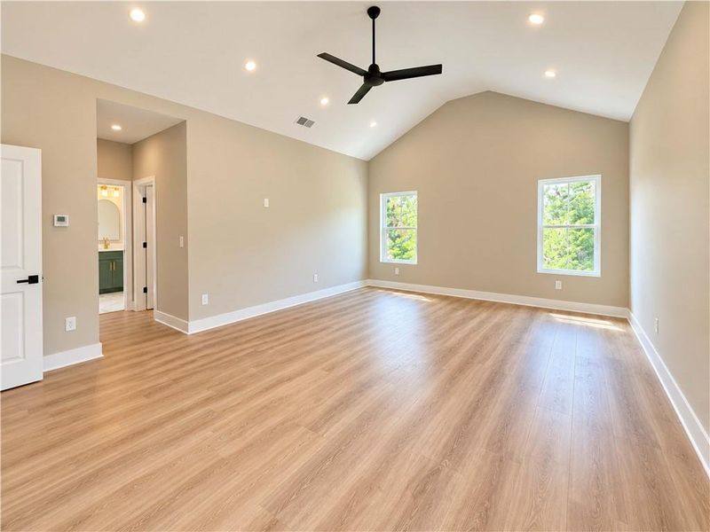 Spacious, unfurnished interior of a new home in , Macon (Image 9).