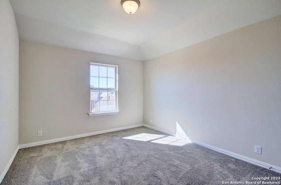 Spacious, unfurnished interior of a new home in Meyer Ranch - Enclave, New Braunfels (Image 15).