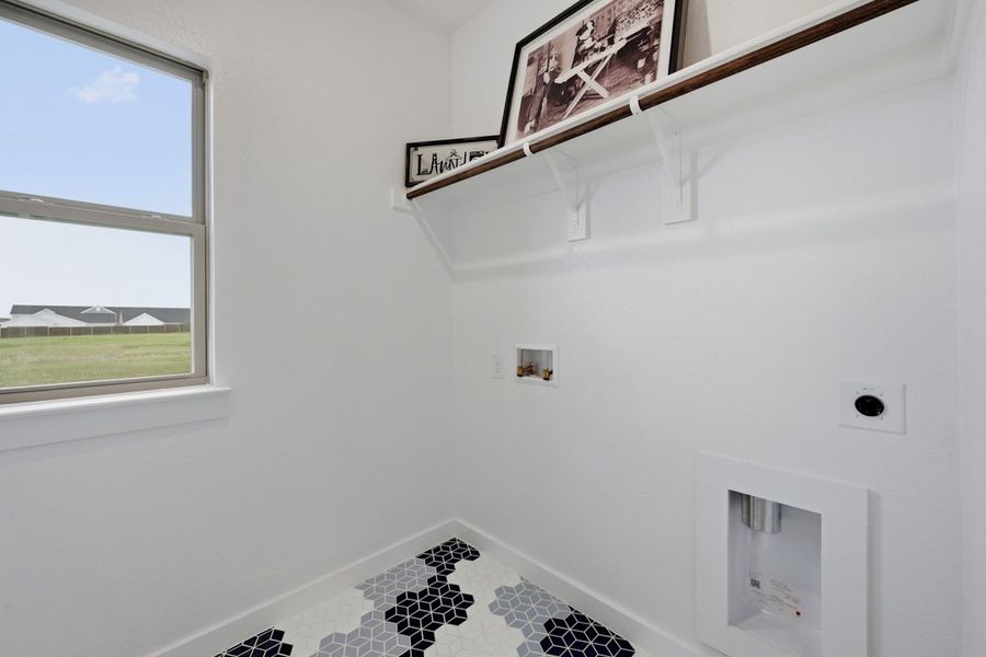 Representative unfurnished interior of a home built from the The Albany by Lillian Custom Homes in Tabor Ranch, Ponder (Image 25).