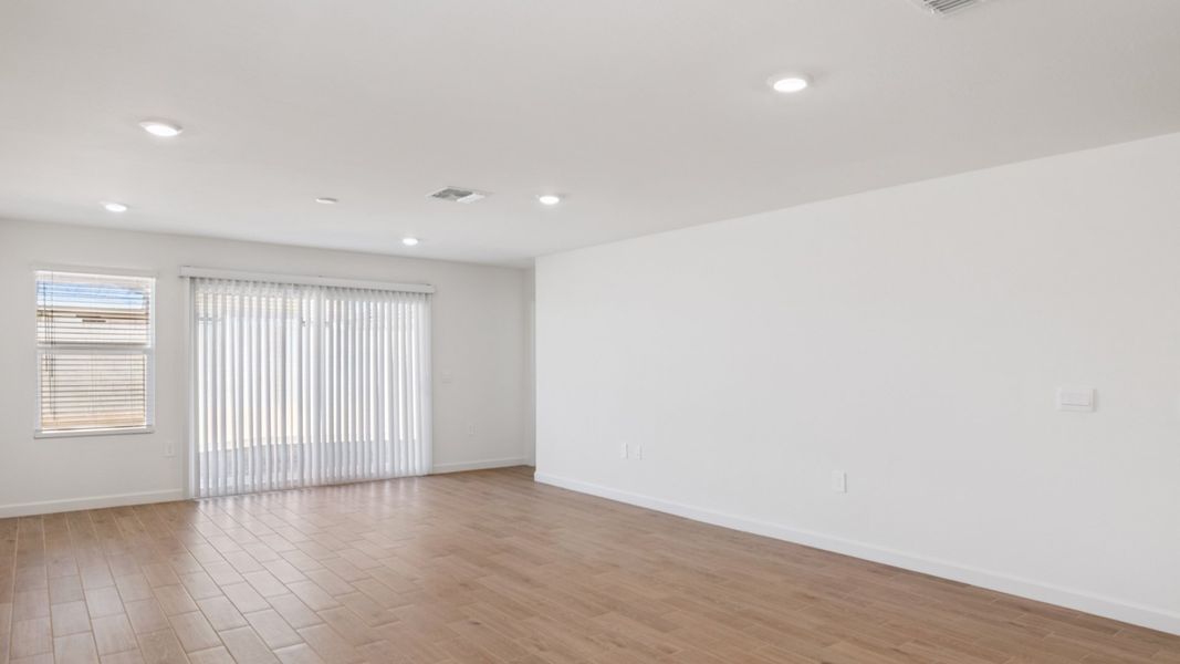 Spacious, unfurnished interior of a new home in Del Rio Ranch, Avondale (Image 12).