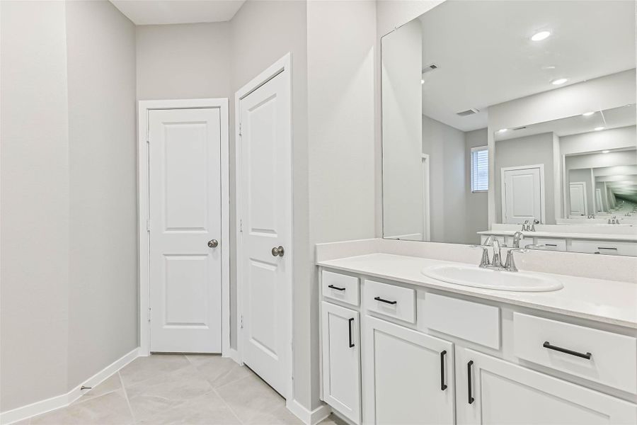 Furnished interior view inside a new home in Lago Mar, Texas City (Image 11).