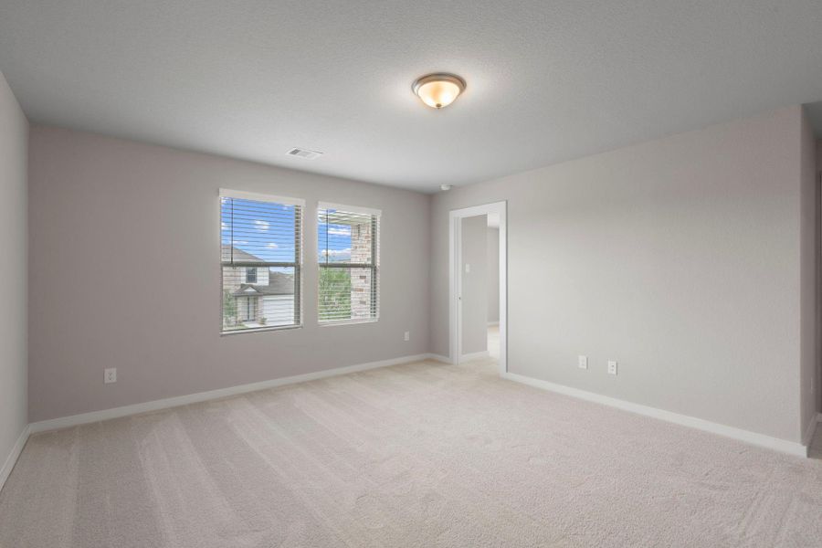 Spacious, unfurnished interior of a new home in River Ranch Trails, Dayton (Image 13).