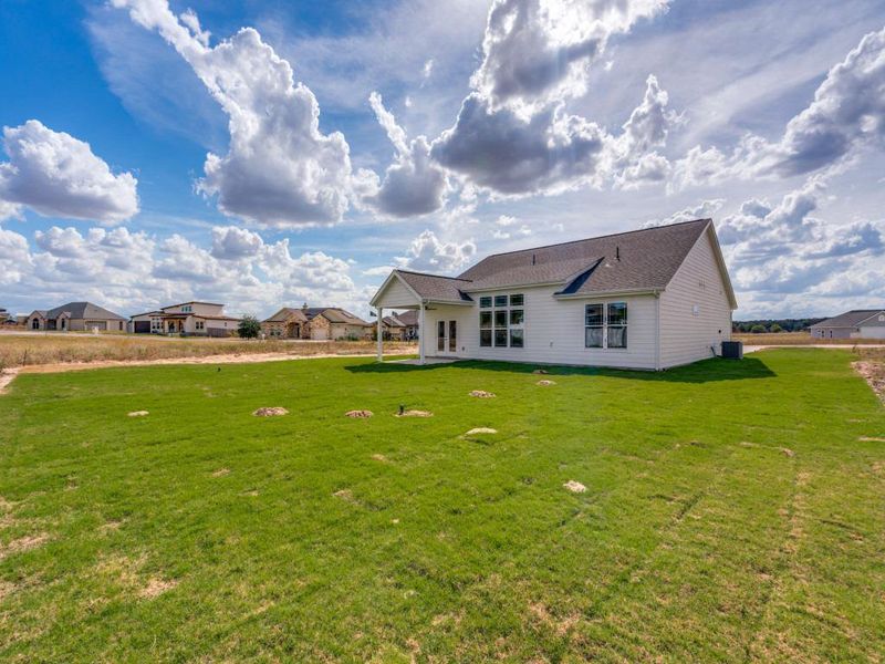 Exterior details and patio area of a home in Las Palomas Country Club Estates, La Vernia (Image 4).