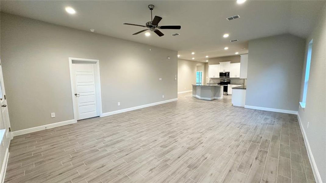 Spacious, unfurnished interior of a new home in Rock Creek Ranch, Fort Worth (Image 11). Spacious, unfurnished interior of a new home in Rock Creek Ranch, Fort Worth (Image 11).