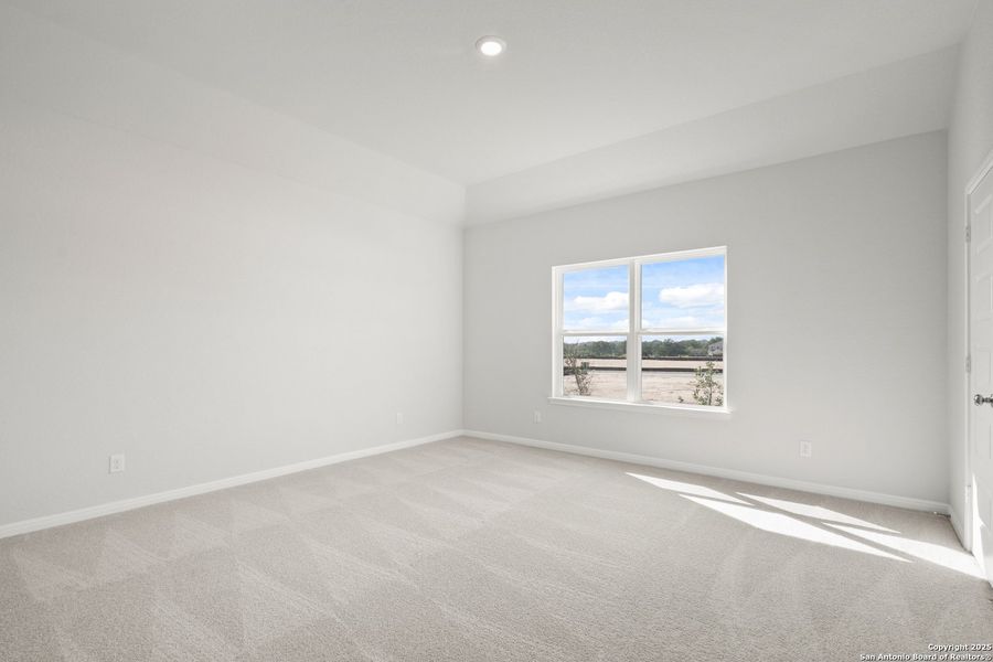 Spacious, unfurnished interior of a new home in Timber Creek, San Antonio (Image 16).