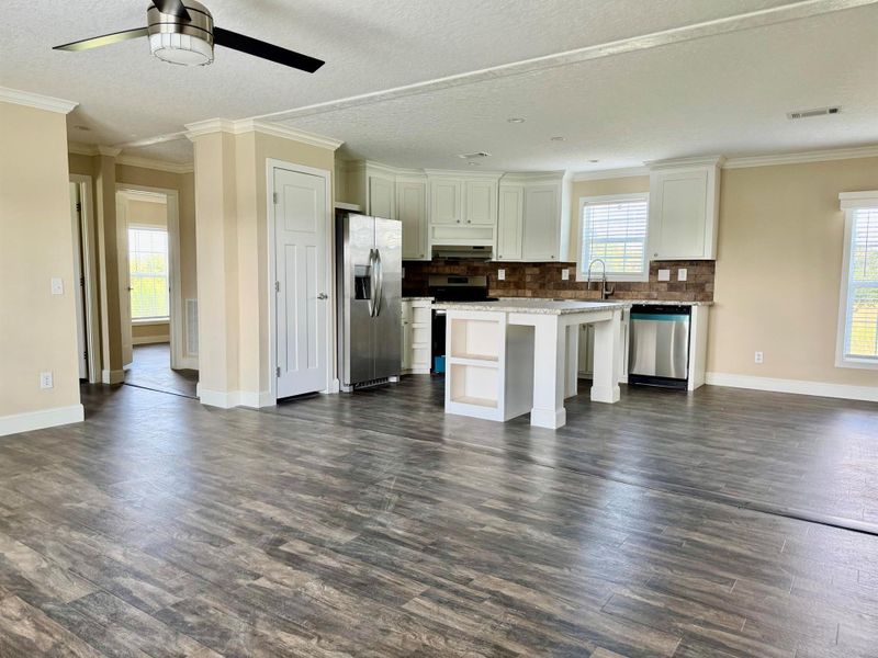 Spacious, unfurnished interior of a new home in , Okeechobee (Image 9).