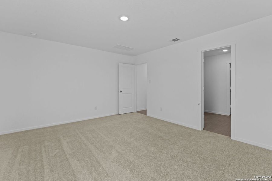 Spacious, unfurnished interior of a new home in Lodi Grove, Floresville (Image 20).