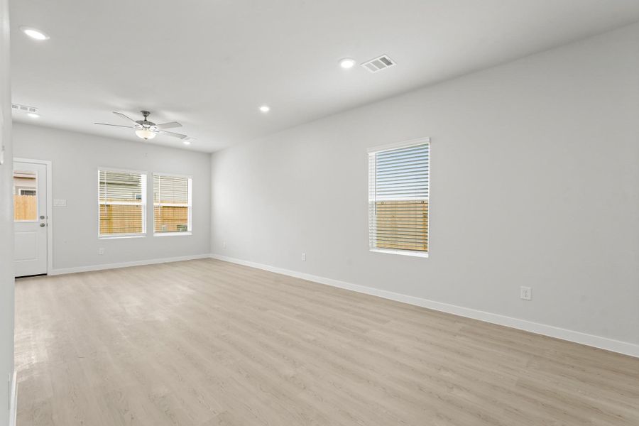 Spacious, unfurnished interior of a new home in Sanford Farms, Waller (Image 11).