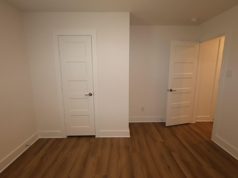 Spacious, unfurnished interior of a new home in Hallimore Ranch, Rosenberg (Image 23).