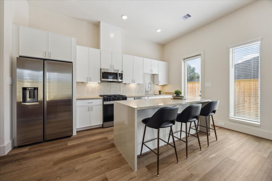 The island offers additional prep space and casual seating, making it ideal for both cooking and entertaining.