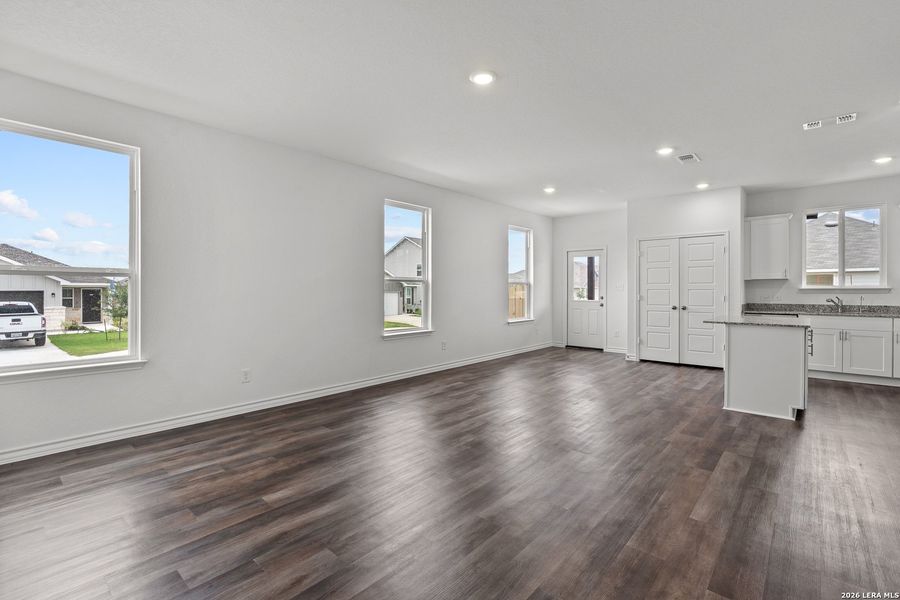 Spacious, unfurnished interior of a new home in Vista Real, Converse (Image 19).