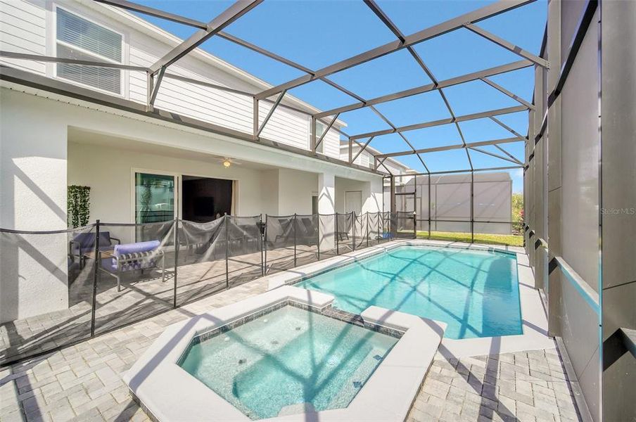 Exterior details and patio area of a home in , Clermont (Image 2).