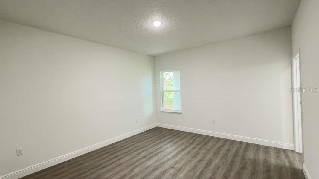 Spacious, unfurnished interior of a new home in , Citrus Springs (Image 8).
