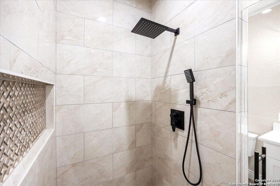 Close-up of interior finishes inside a home in , La Vernia (Image 18).