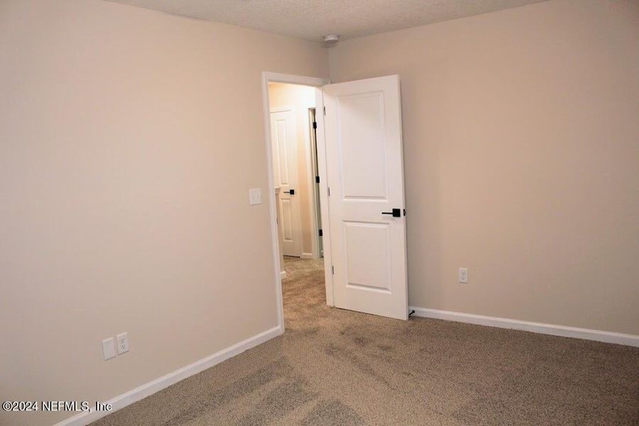 Spacious, unfurnished interior of a new home in , Middleburg (Image 13).