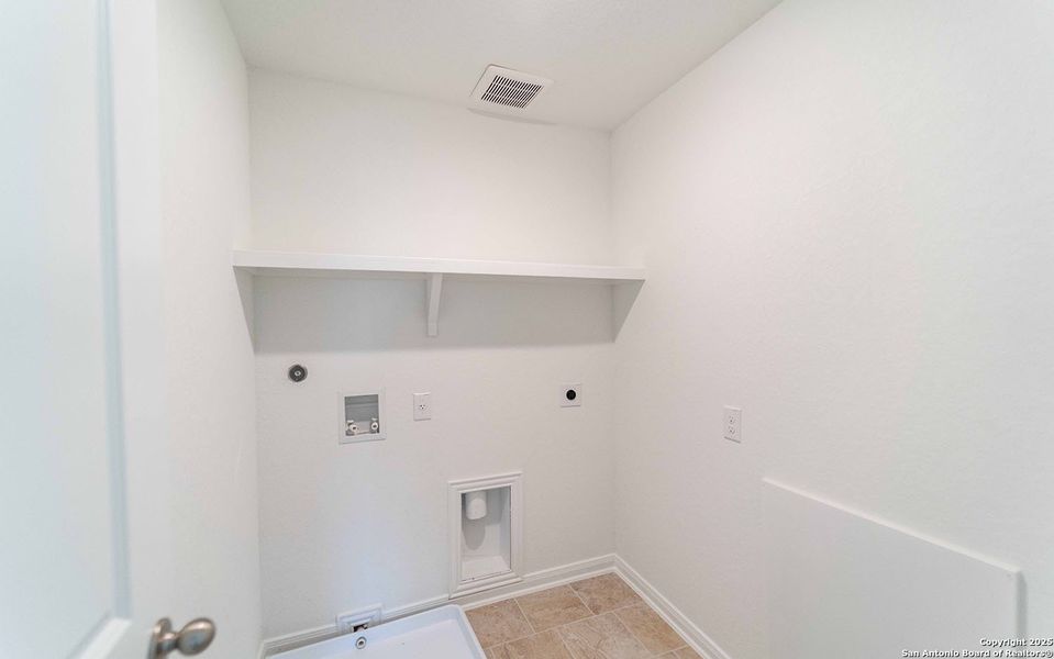 Spacious, unfurnished interior of a new home in Mesa Vista, Von Ormy (Image 16).