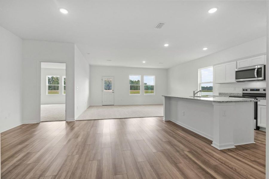 Spacious, unfurnished interior of a new home in Willow Springs, Buda (Image 11).