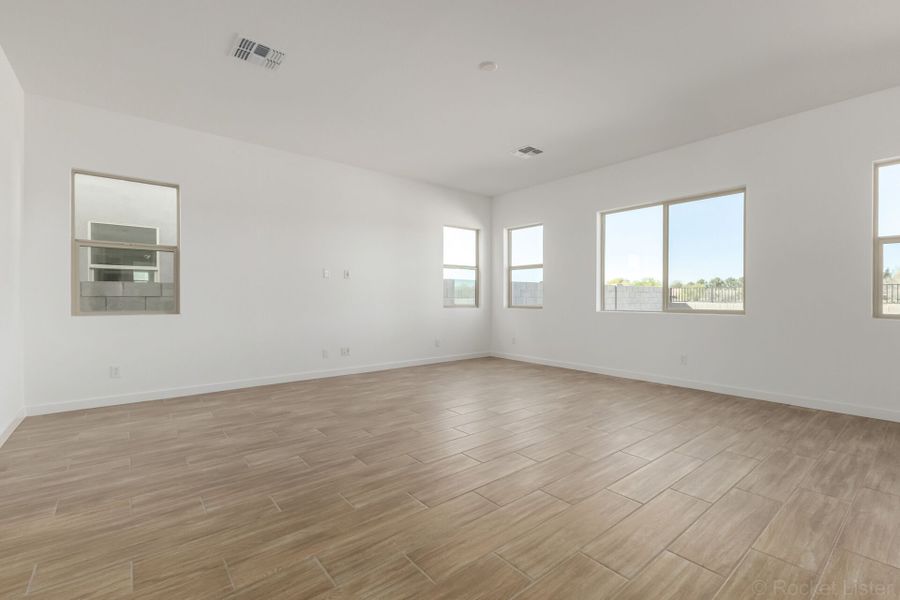 Spacious, unfurnished interior of a new home in Landmarke, San Tan Valley (Image 10).