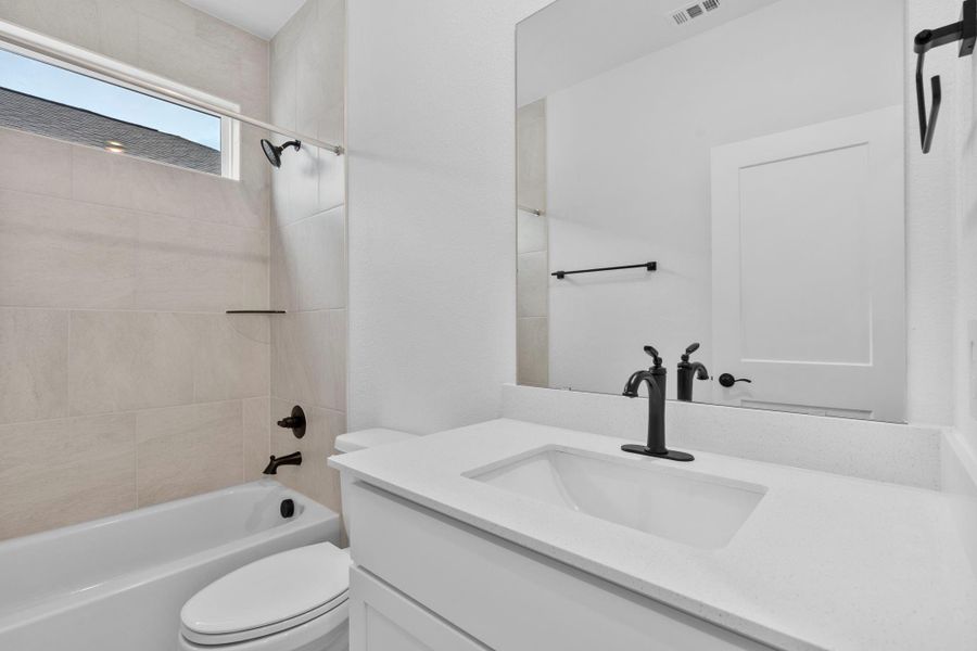 Furnished interior view inside a new home in Wildrye 45', Waller (Image 5).