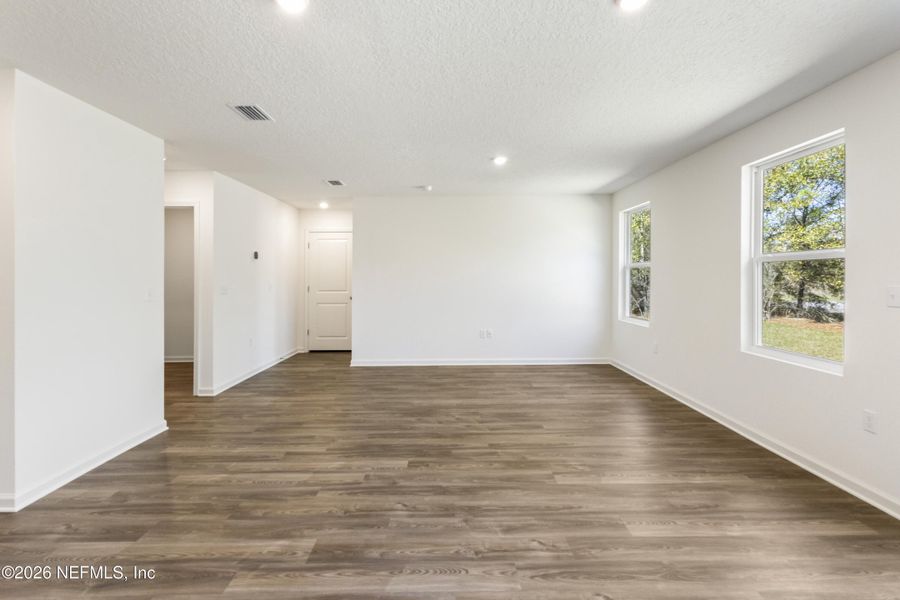 Spacious, unfurnished interior of a new home in , Palatka (Image 9).