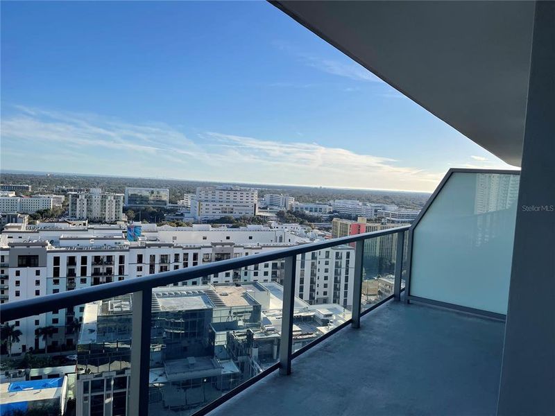 Condo located in St. Petersburg, FL showcasing its design and architecture (Image 3).