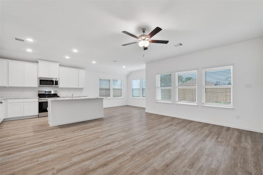 Spacious, unfurnished interior of a new home in Rollingbrook Estates, Baytown (Image 32).