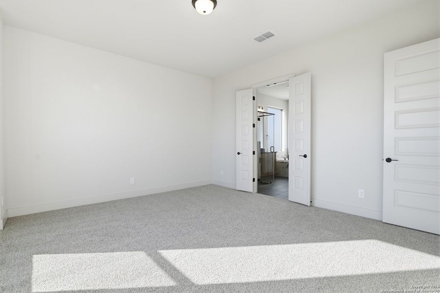 Spacious, unfurnished interior of a new home in Haby Hill 60s, San Antonio (Image 38).