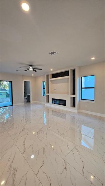 Spacious, unfurnished interior of a new home in , Tampa (Image 31).