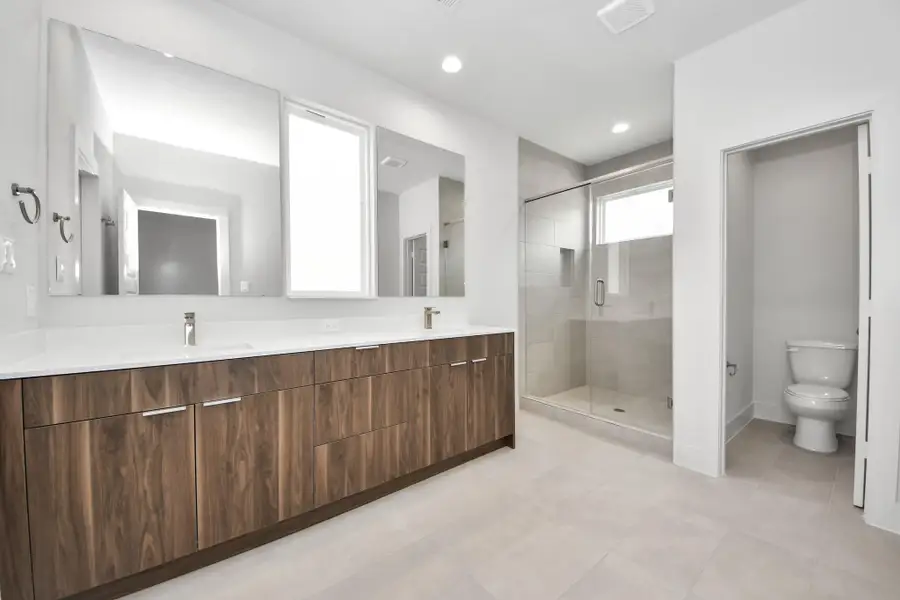 Furnished interior view inside a new home in Alicante, Houston (Image 14).