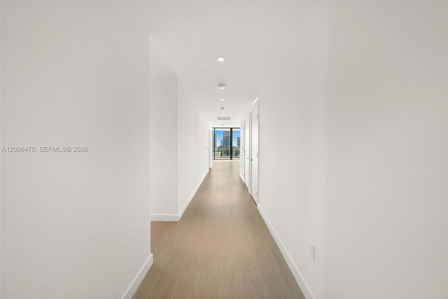 Spacious, unfurnished interior of a new home in , Miami Beach (Image 17).
